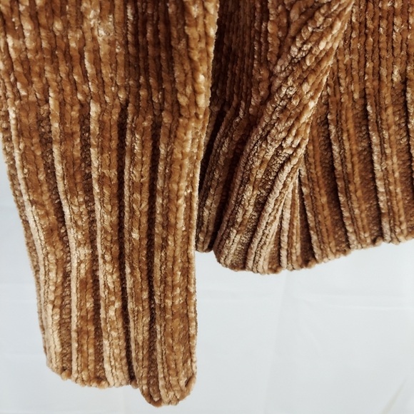 Small Boxy Cropped Sweater With Mock Neck by Chelsea and Theodore - Picture 4 of 11